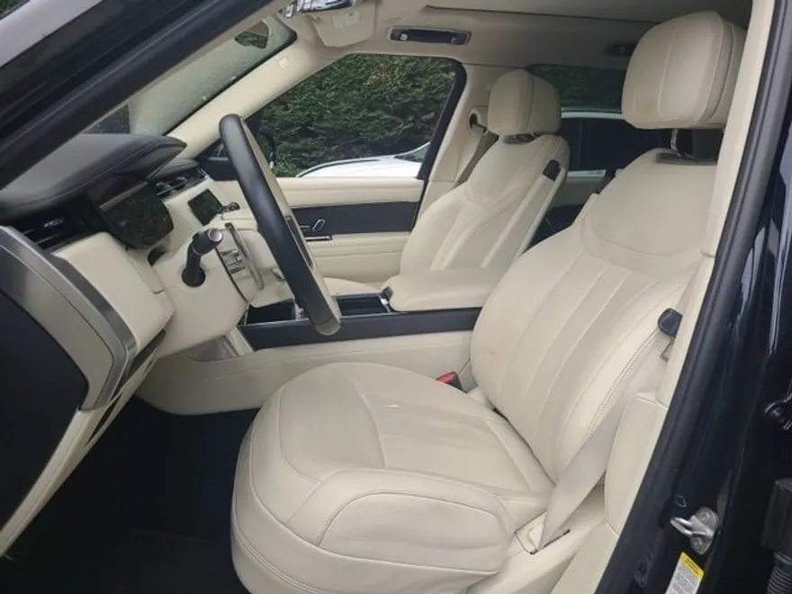 2023 Land Rover Range Rover SE photo 1