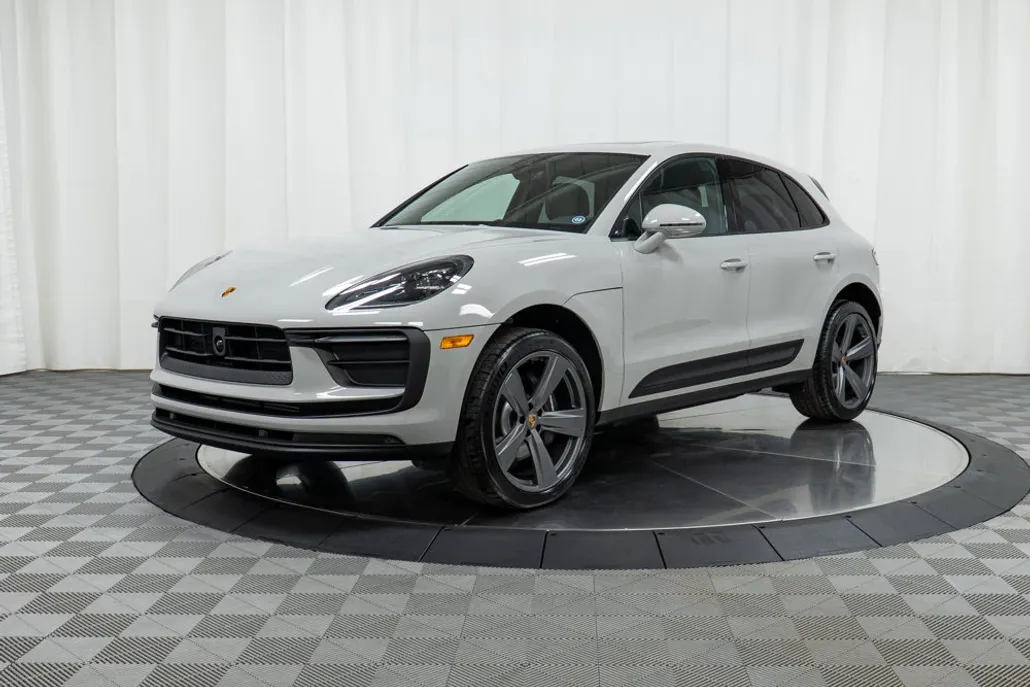2025 Porsche Macan T photo 1
