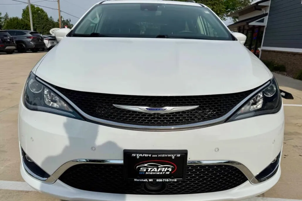 2020 Chrysler Pacifica Touring Plus photo 1