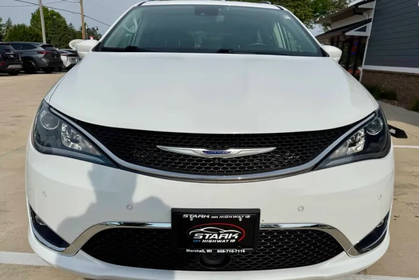 2020 Chrysler Pacifica Touring Plus photo 1