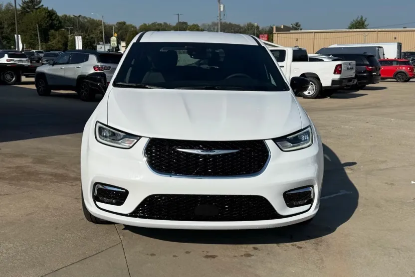 2026 Chrysler Pacifica photo 1