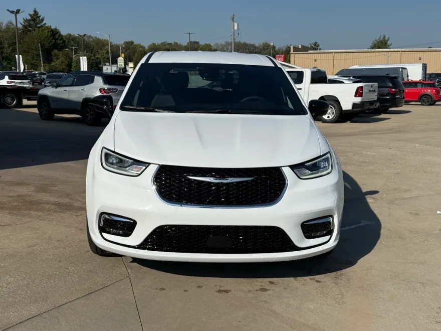2026 Chrysler Pacifica photo 1