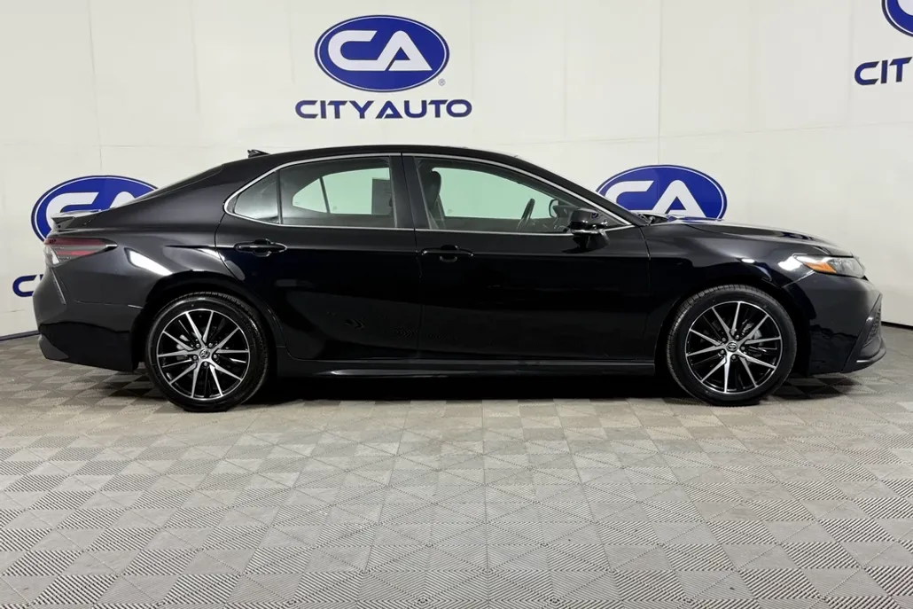 2023 Toyota Camry SE photo 1