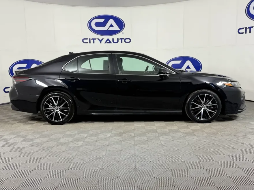 2023 Toyota Camry SE photo 1