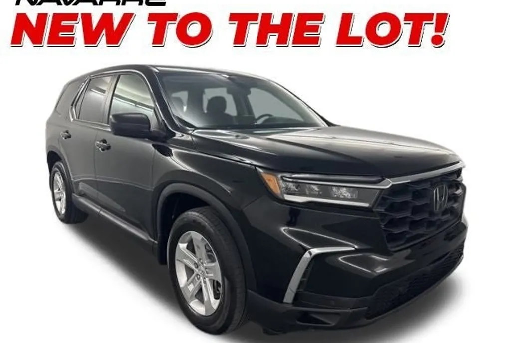 2023 Honda Pilot LX photo 1