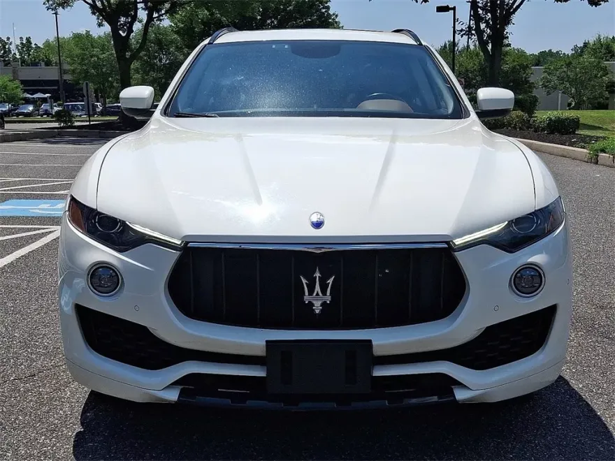 2017 Maserati Levante Base photo 1