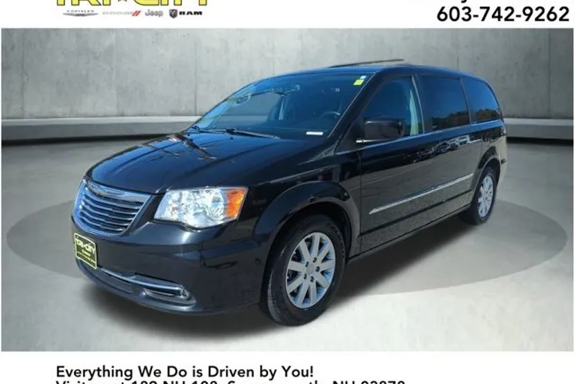 2015 Chrysler Town & Country Touring photo 1