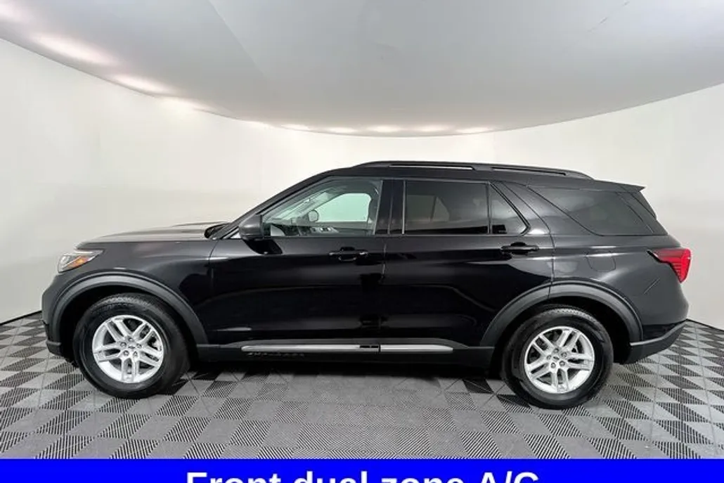 2025 Ford Explorer photo 1