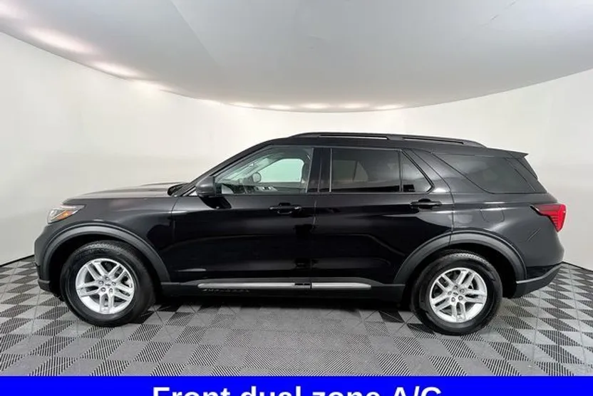 2025 Ford Explorer photo 1
