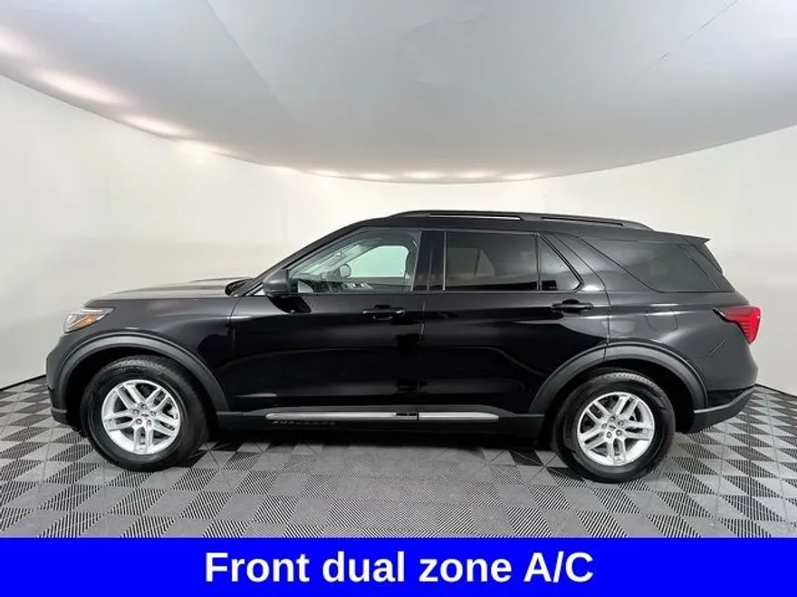 2025 Ford Explorer photo 1