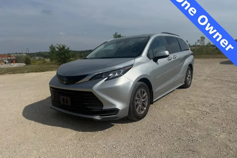2021 Toyota Sienna LE photo 1