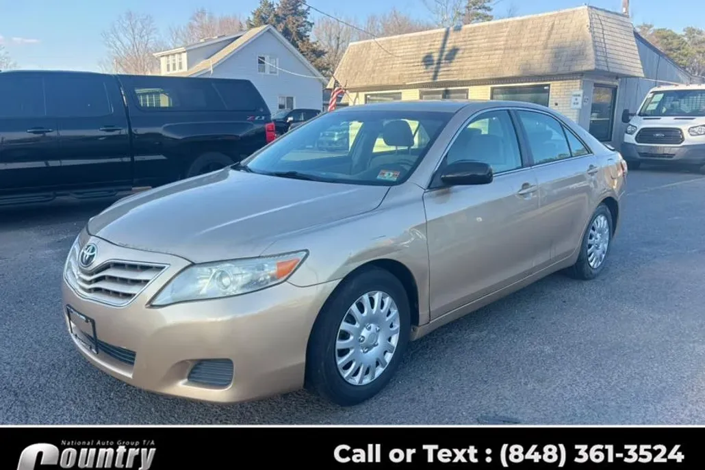 2010 Toyota Camry LE photo 1