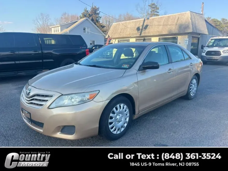 2010 Toyota Camry LE photo 1