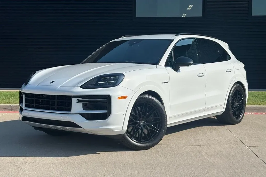 2025 Porsche Cayenne Turbo E-Hybrid photo 1