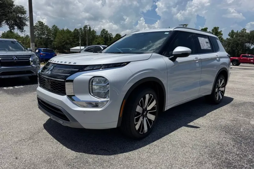 2025 Mitsubishi Outlander SEL photo 1