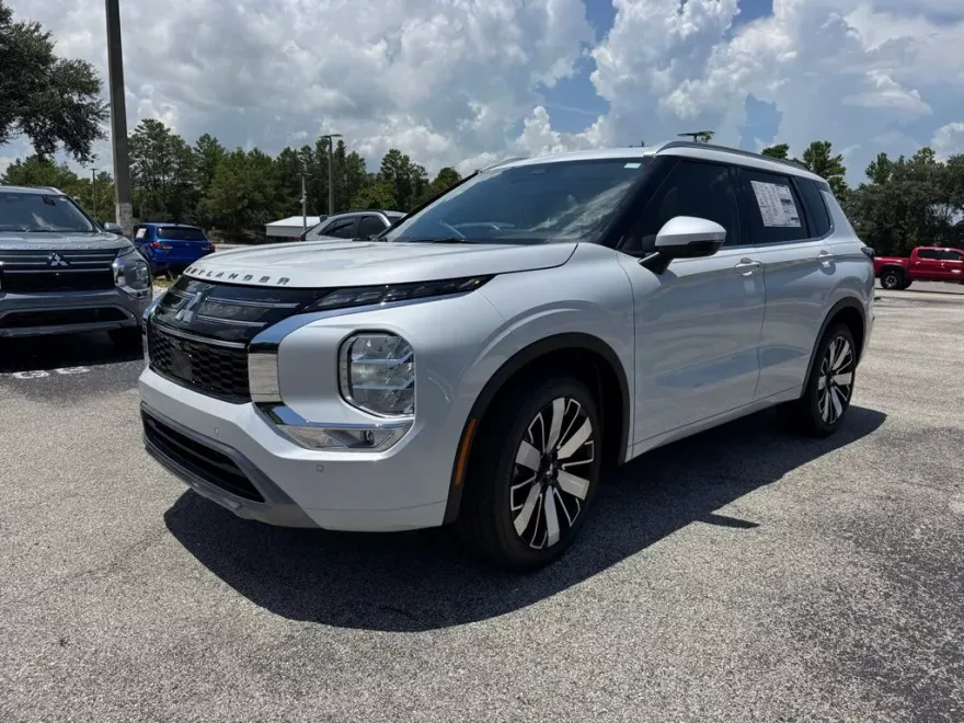 2025 Mitsubishi Outlander SEL photo 1