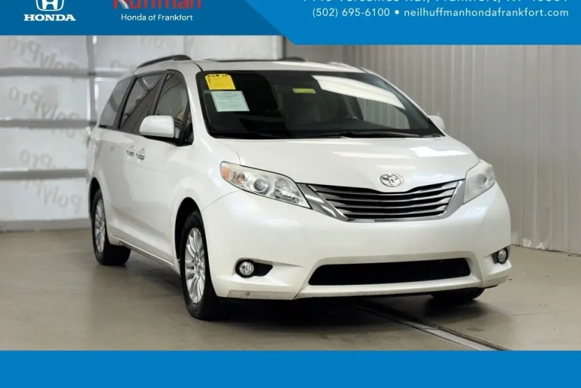2017 Toyota Sienna XLE photo 1