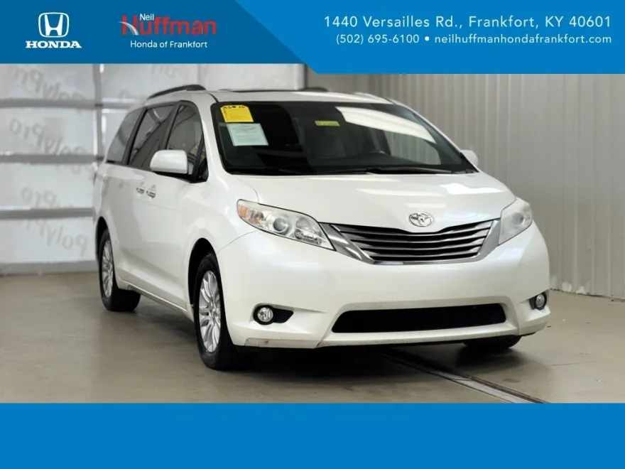 2017 Toyota Sienna XLE photo 1