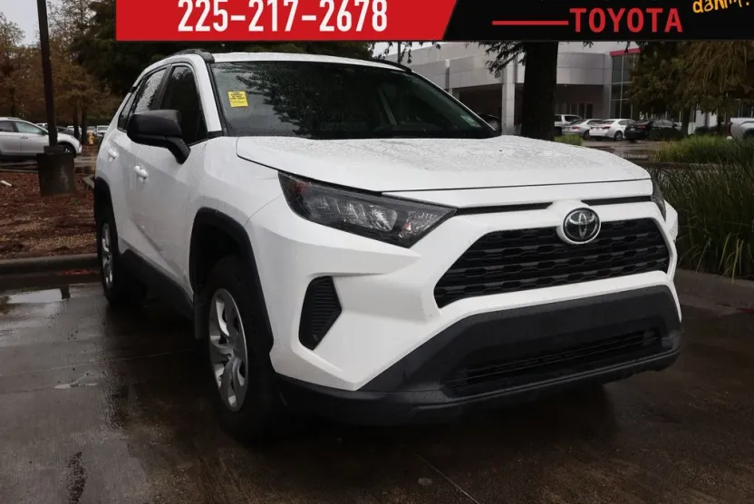 2020 Toyota RAV4 LE photo 1