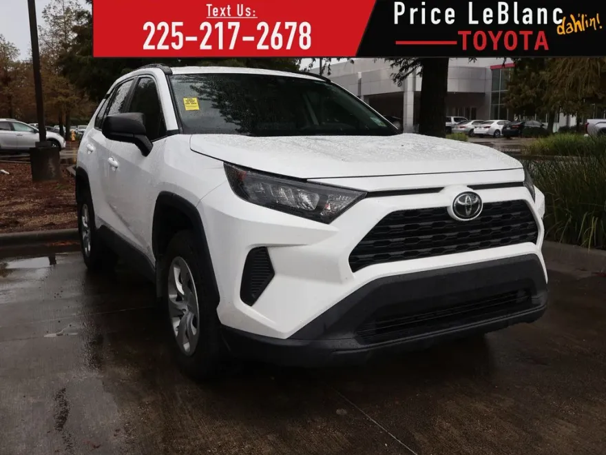 2020 Toyota RAV4 LE photo 1