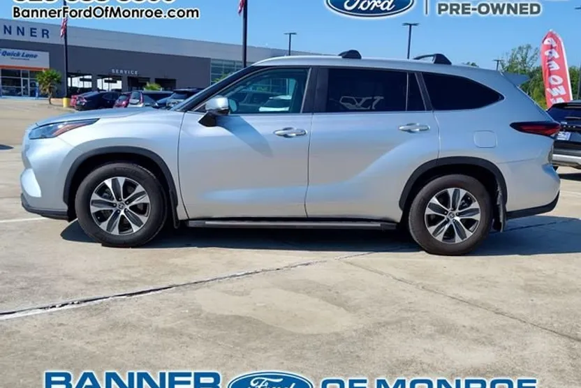 2024 Toyota Highlander LE photo 1
