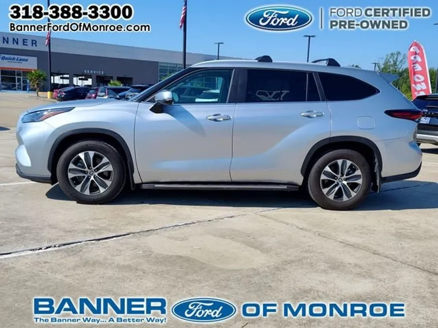 2024 Toyota Highlander LE photo 1