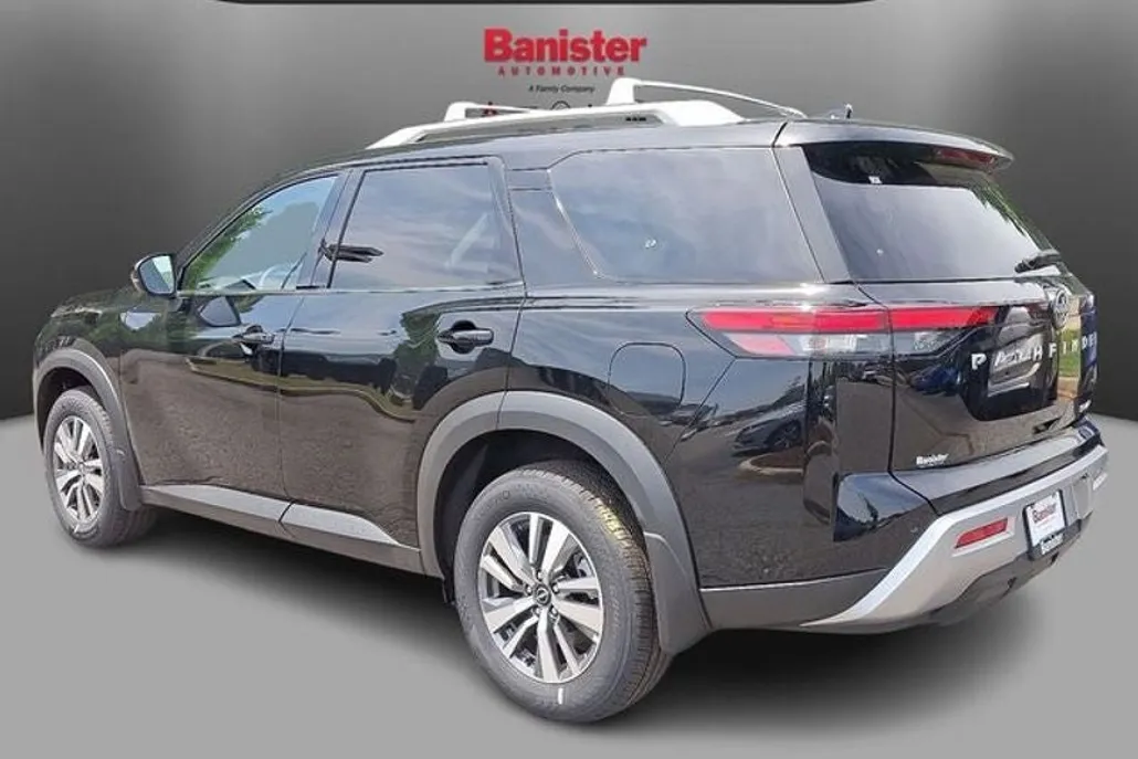 2025 Nissan Pathfinder SL photo 1