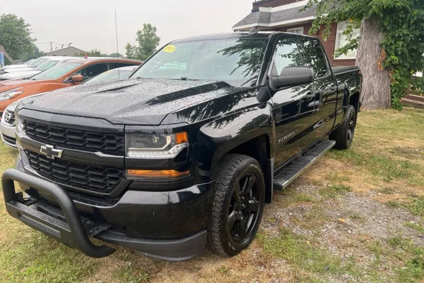 2018 Chevrolet Silverado 1500 Custom photo 1