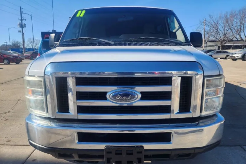2011 Ford E-350 photo 1