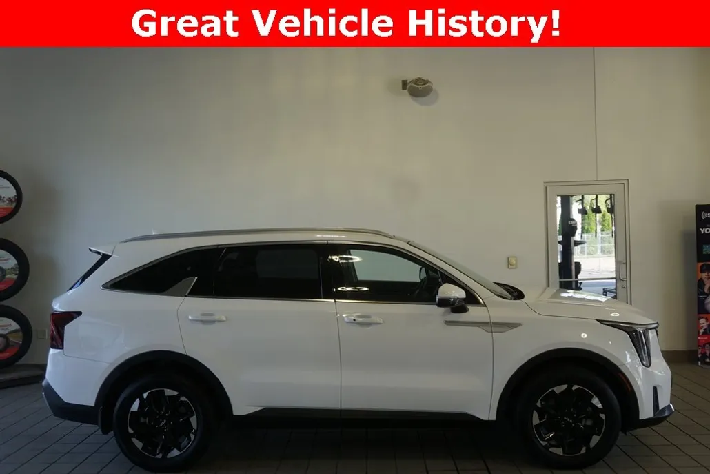 2025 Kia Sorento S photo 1