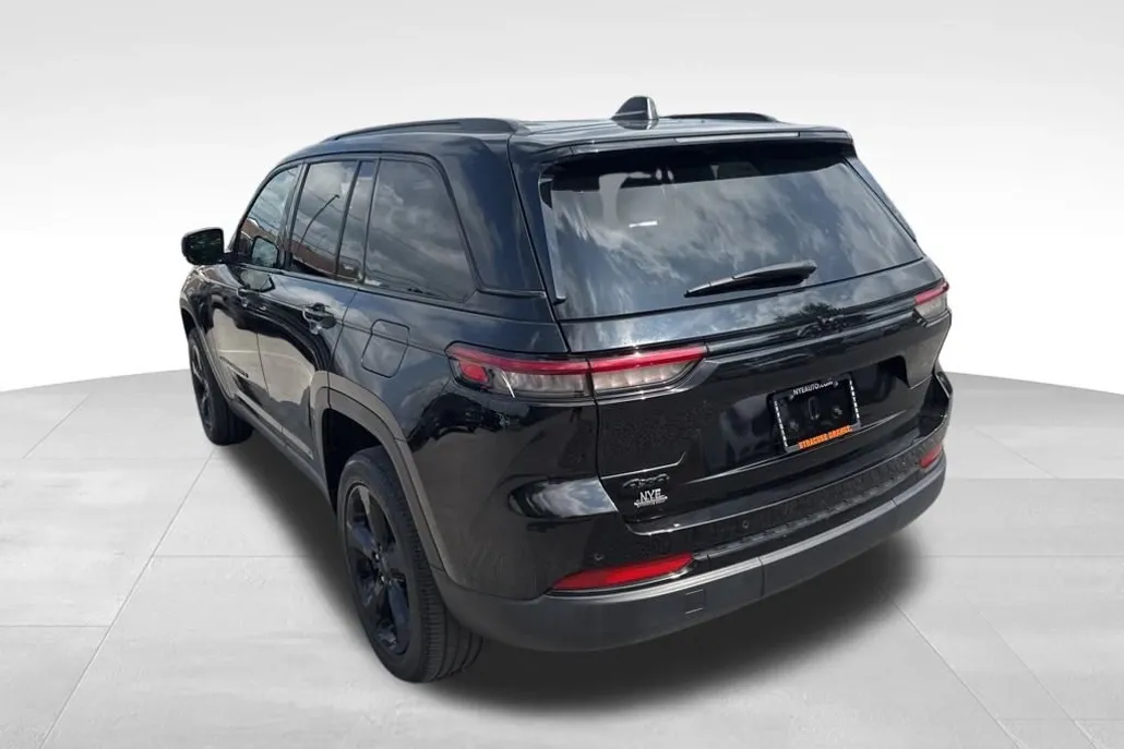 2022 Jeep Grand Cherokee Altitude photo 1
