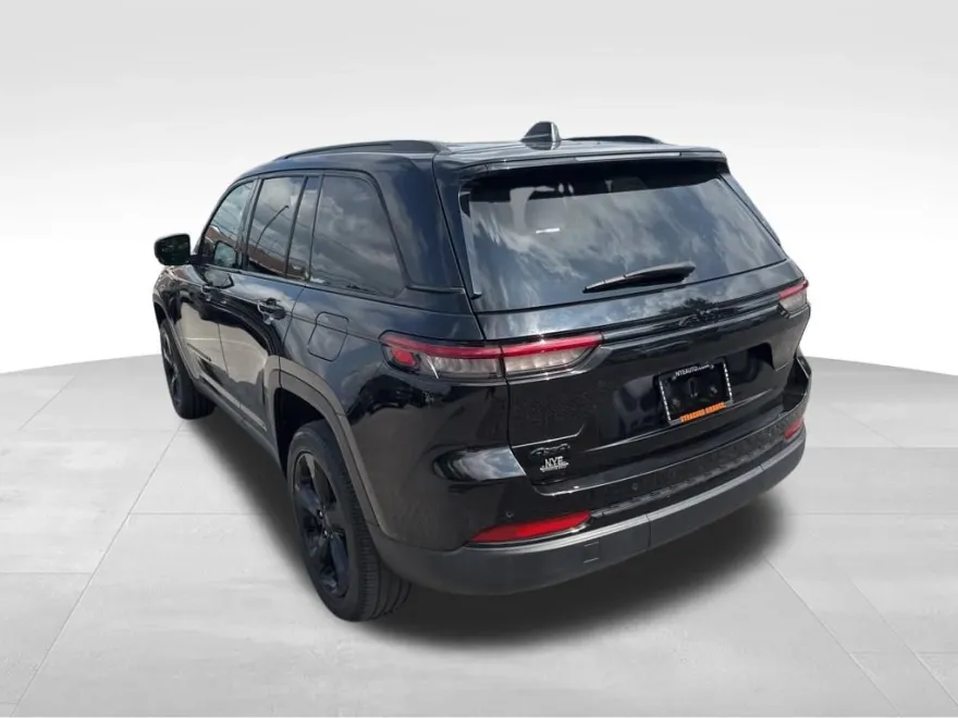 2022 Jeep Grand Cherokee Altitude photo 1