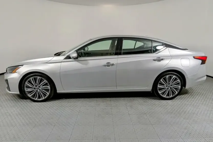 2023 Nissan Altima 2.5 SL photo 1