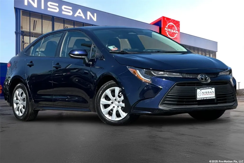 2023 Toyota Corolla LE photo 1