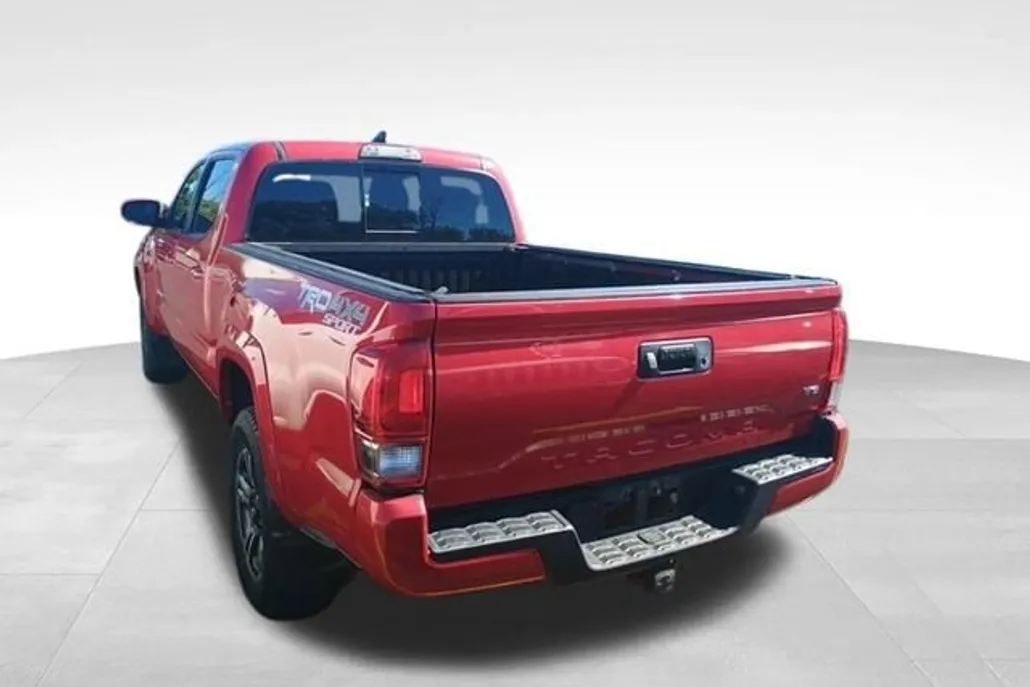 2017 Toyota Tacoma TRD Sport V6 photo 1