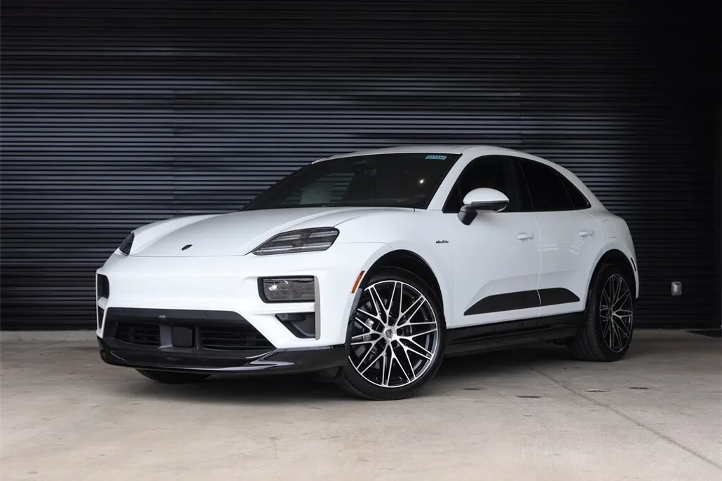 2025 Porsche Macan Electric Turbo photo 1
