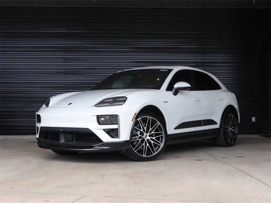 2025 Porsche Macan Electric Turbo photo 1