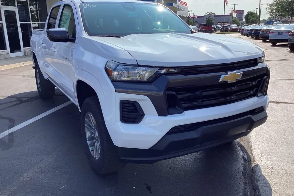 2025 Chevrolet Colorado Work Truck LT photo 1