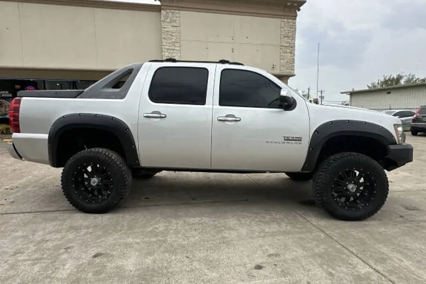 2011 Chevrolet Avalanche LS photo 1