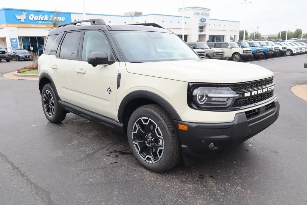 2025 Ford Bronco Sport Outer Banks photo 1