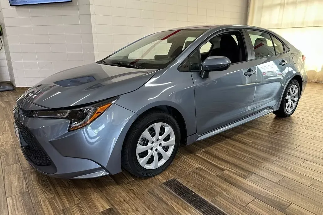 2021 Toyota Corolla LE photo 1