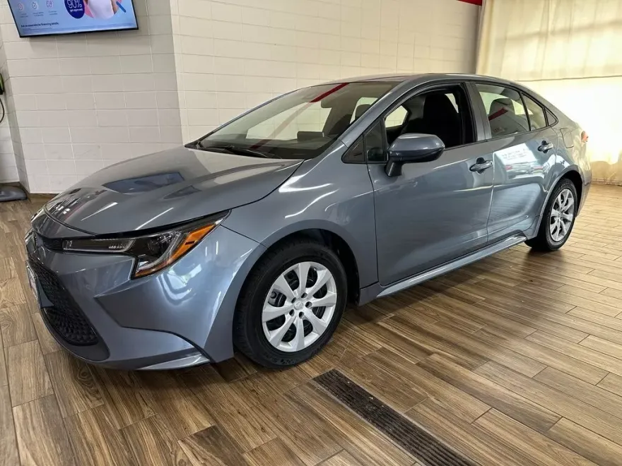 2021 Toyota Corolla LE photo 1