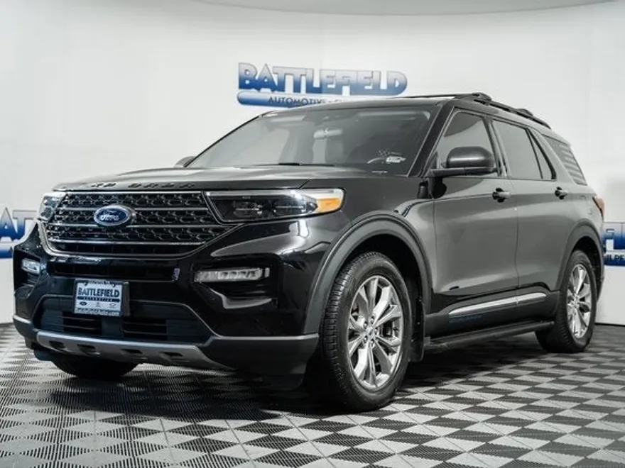 2023 Ford Explorer XLT photo 1