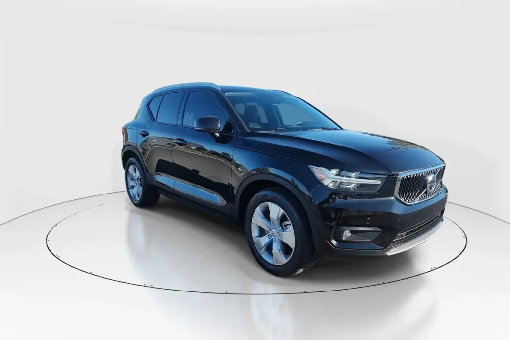 2021 Volvo XC40 Momentum photo 1