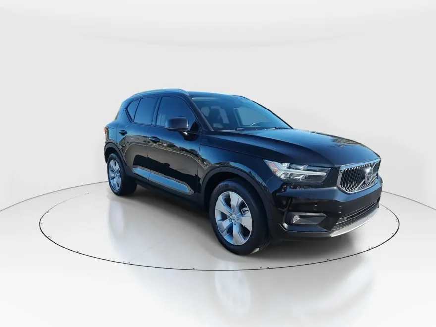 2021 Volvo XC40 Momentum photo 1