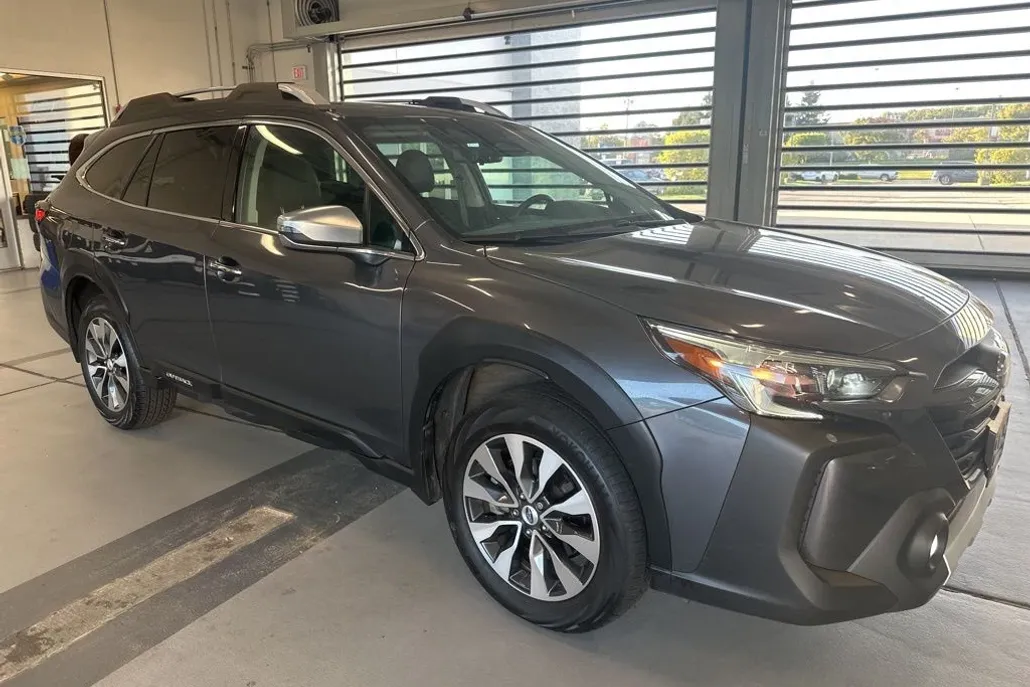 2023 Subaru Outback Touring XT photo 1