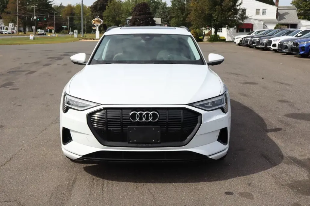2022 Audi e-tron Premium photo 1