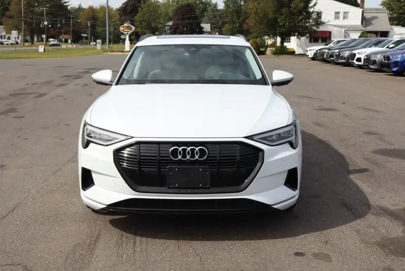2022 Audi e-tron Premium photo 1