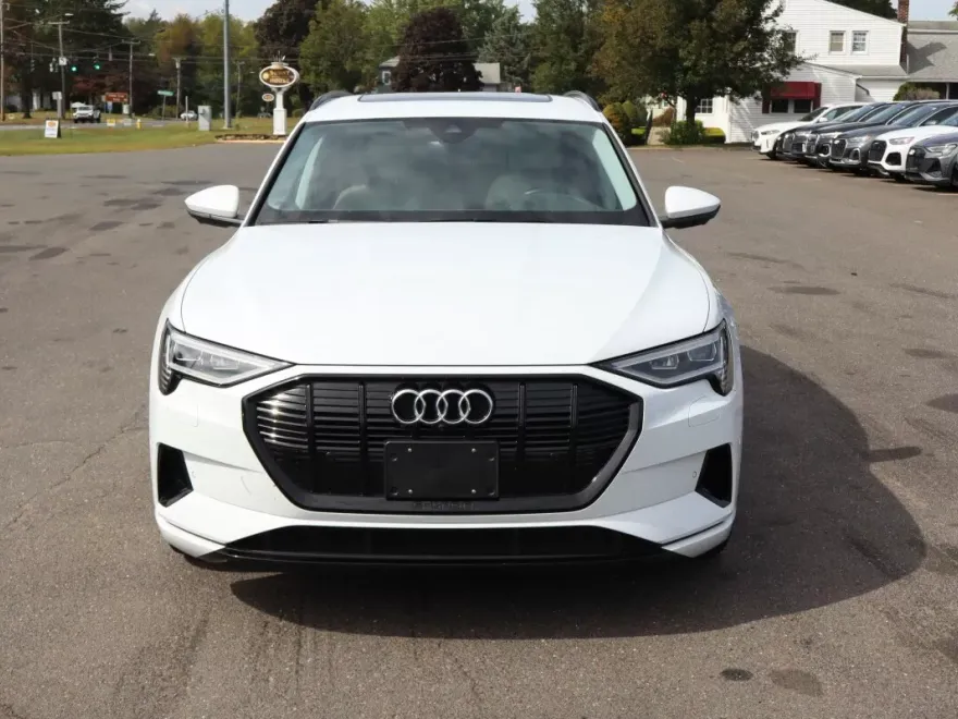 2022 Audi e-tron Premium photo 1