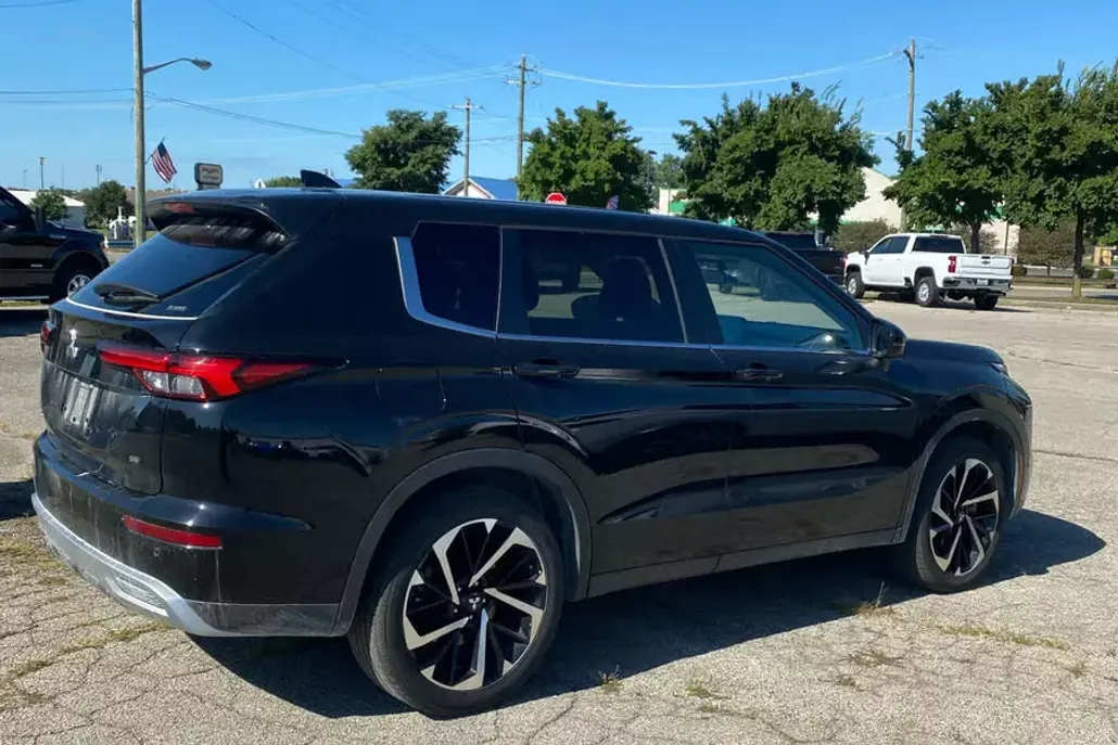 2024 Mitsubishi Outlander SE photo 1